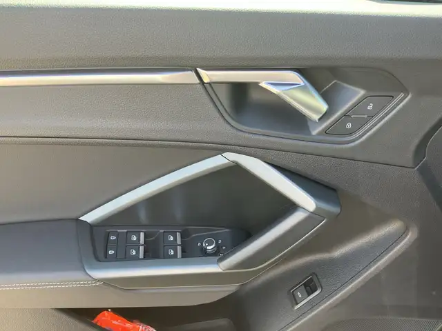 Audi Q3 view 8