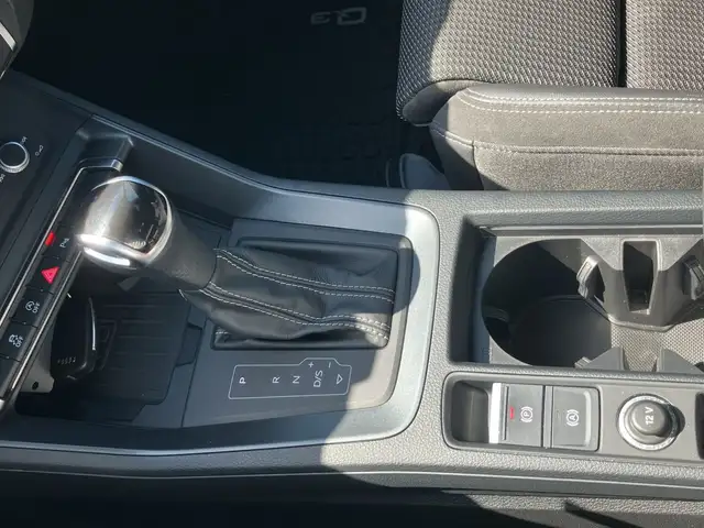 Audi Q3 view 11