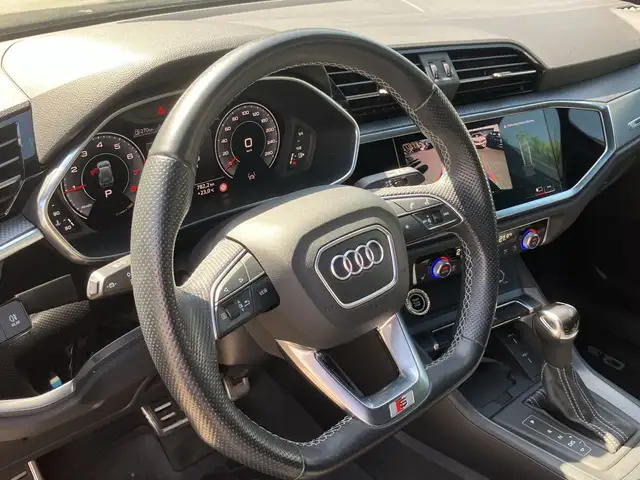 Audi Q3 view 9