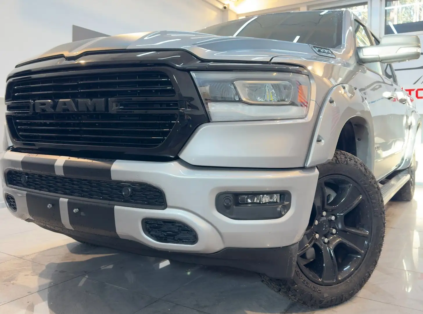 Dodge RAM V8 Bighorn 4X4 OFF-ROAD LED Ram-Box AHK Plateado - 2