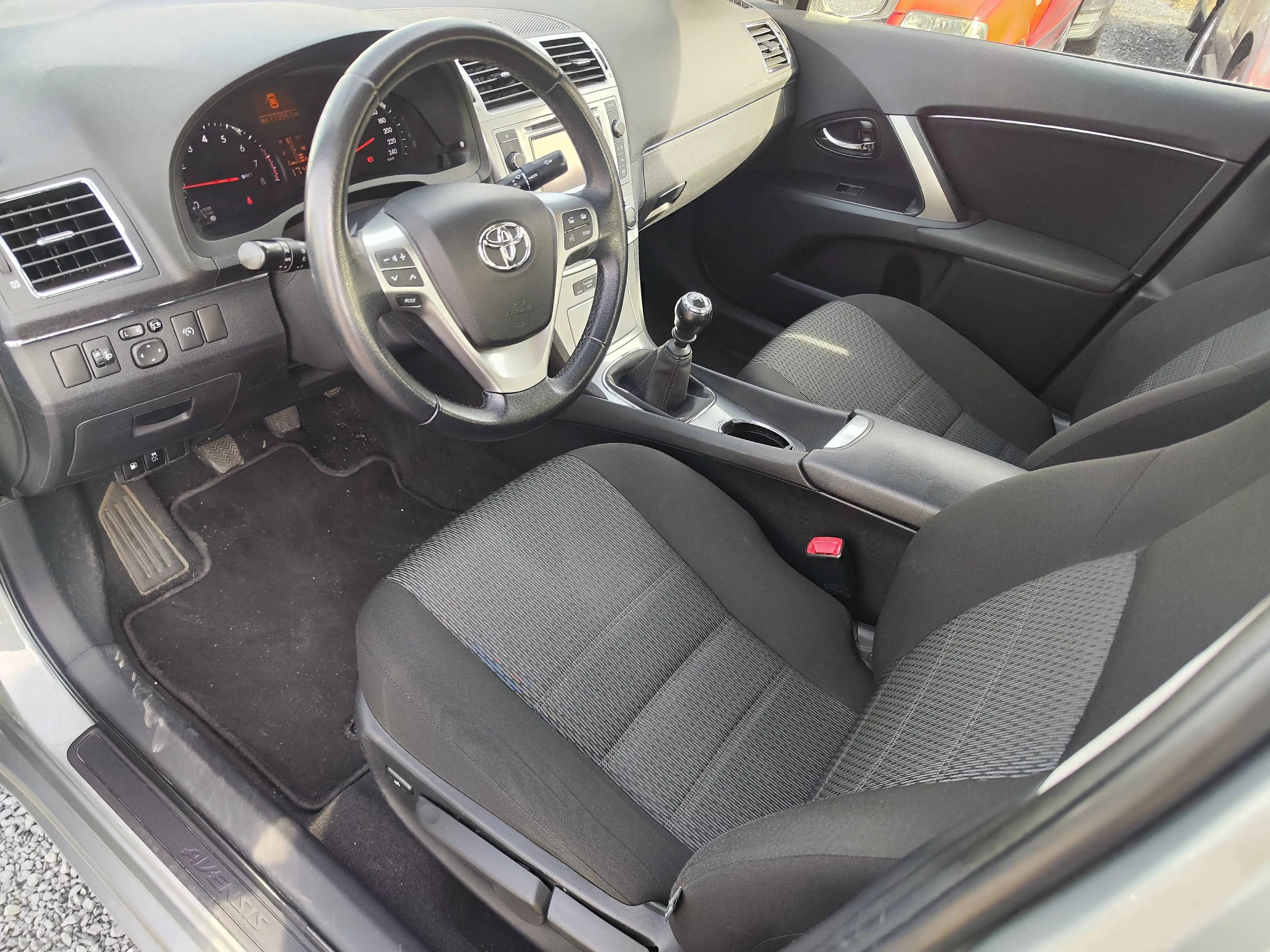 Toyota Avensis Avensis 1.6i — photo 15