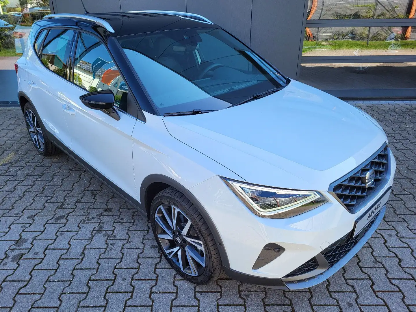 SEAT Arona -FR- 1.0 TSI DSG *LED*Navig.*Kam.*Sitzh.* Weiß - 1