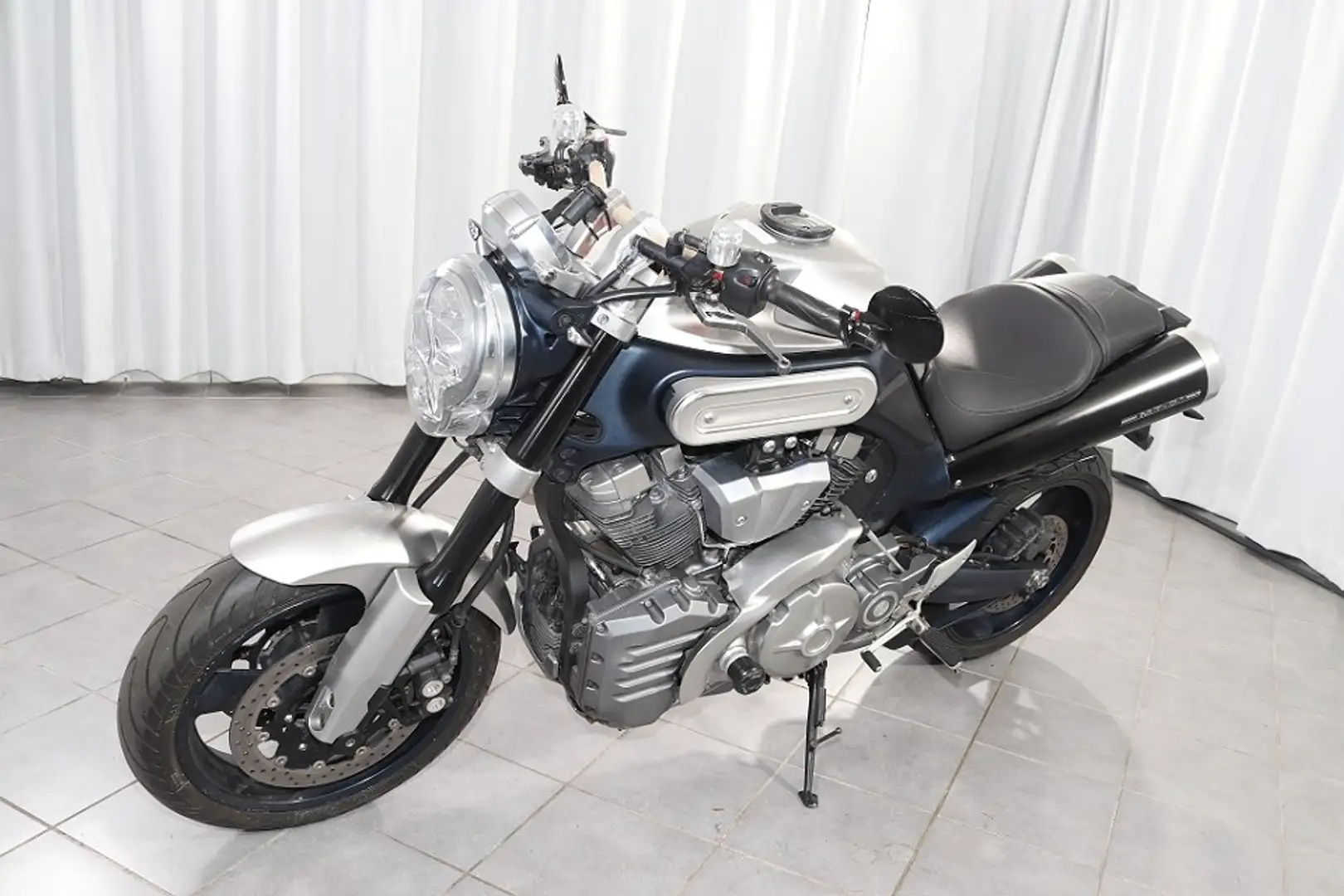 Yamaha MT-01 Ezüst - 1