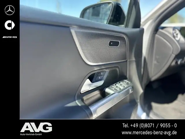 Mercedes-Benz GLB view 12