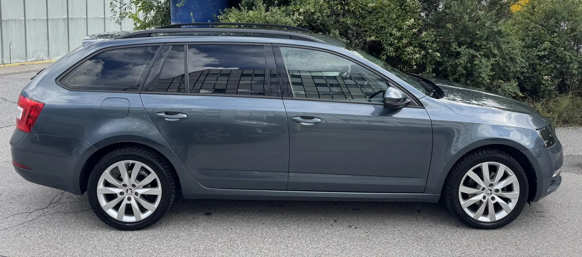 Skoda Octavia Ambition Combi 2.0tdi DSG Anhängekupplung Grau - 2