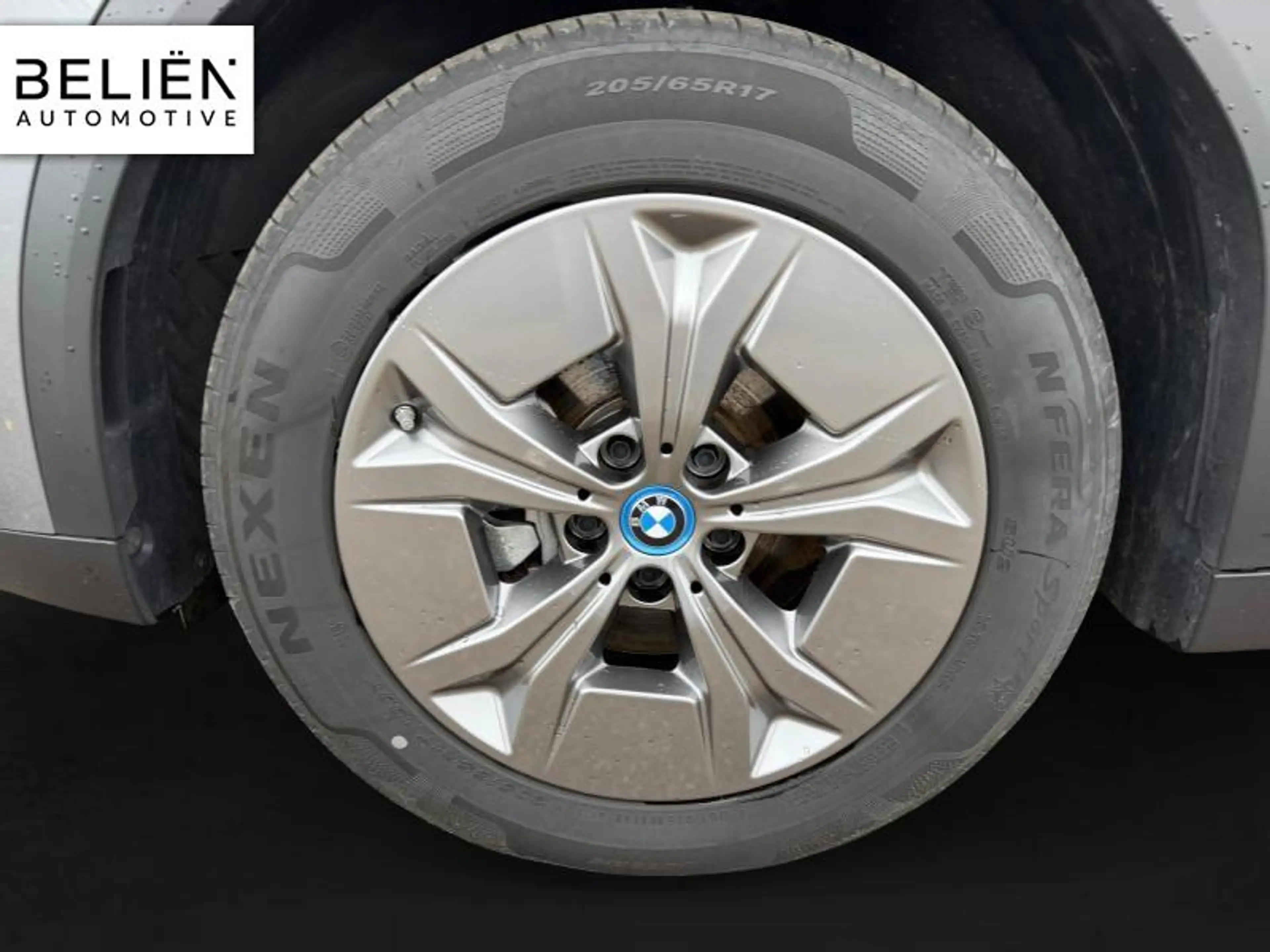 BMW iX2 eDrive20 — photo 8