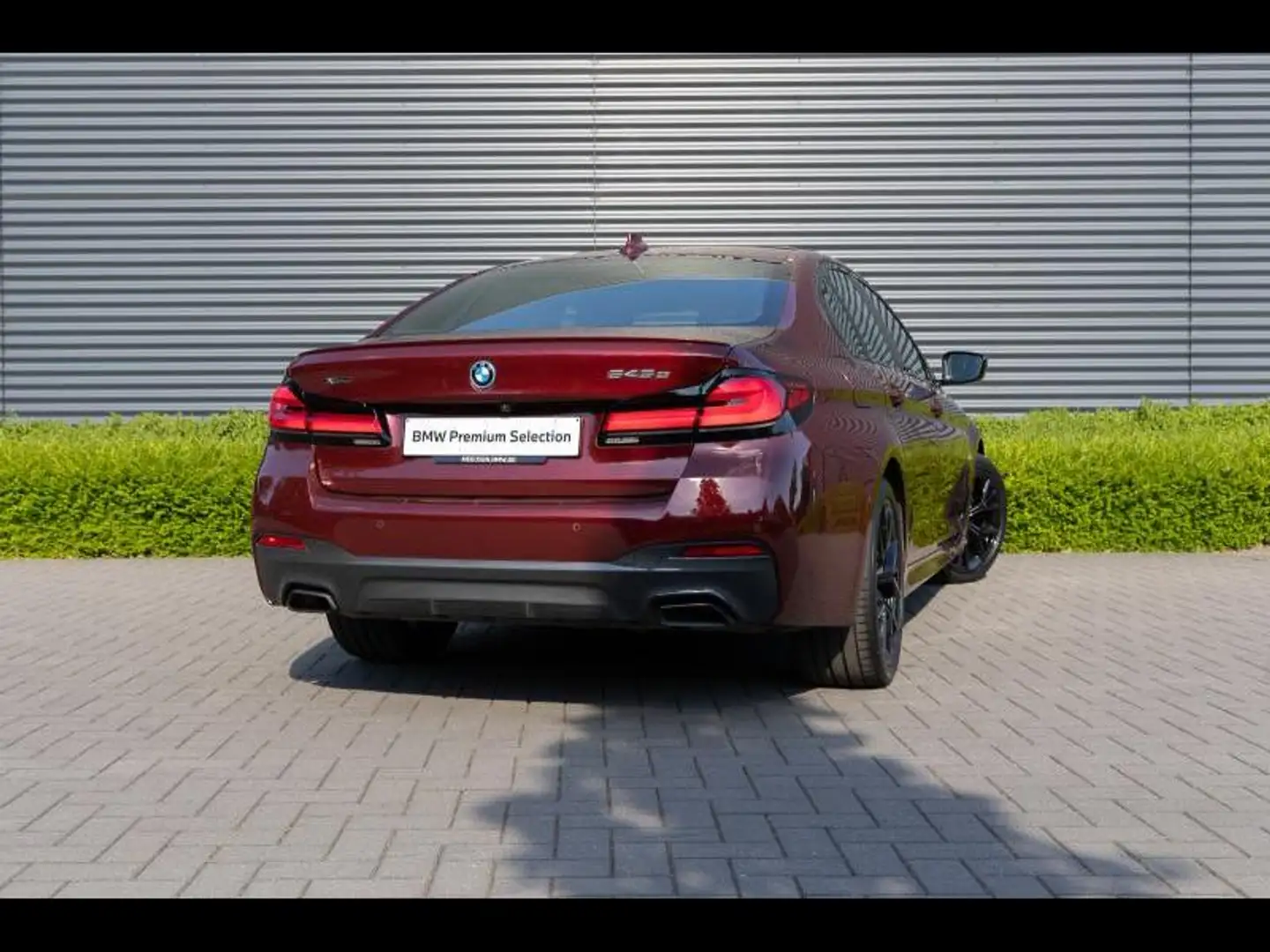 BMW 545 e xDrive Fiscaal gunstig, sportief en in stijl rij Rouge - 2
