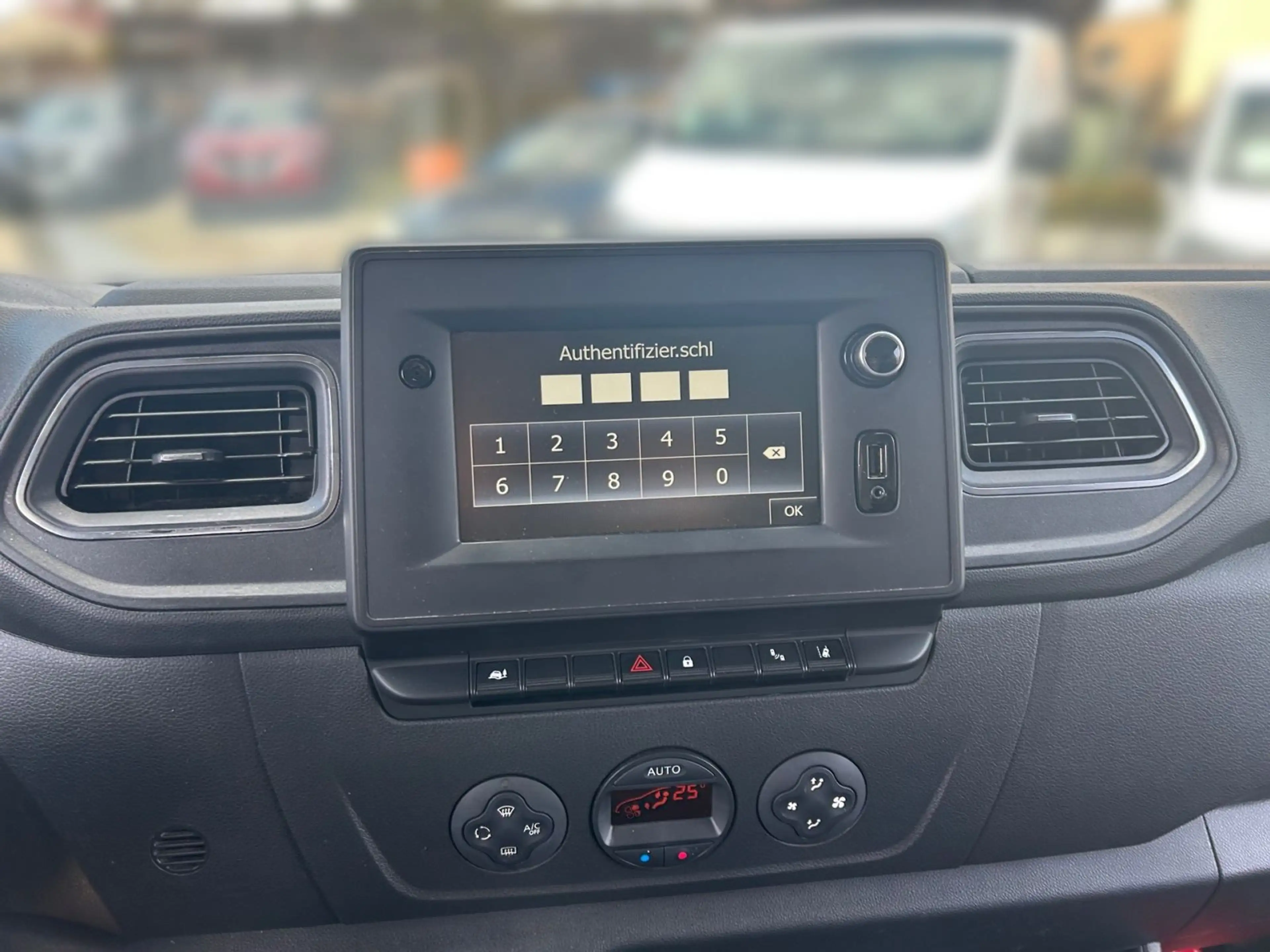 Nissan Interstar 2.2 dci AT L2H2 - Stdhzg Navi CarPlay — photo 9