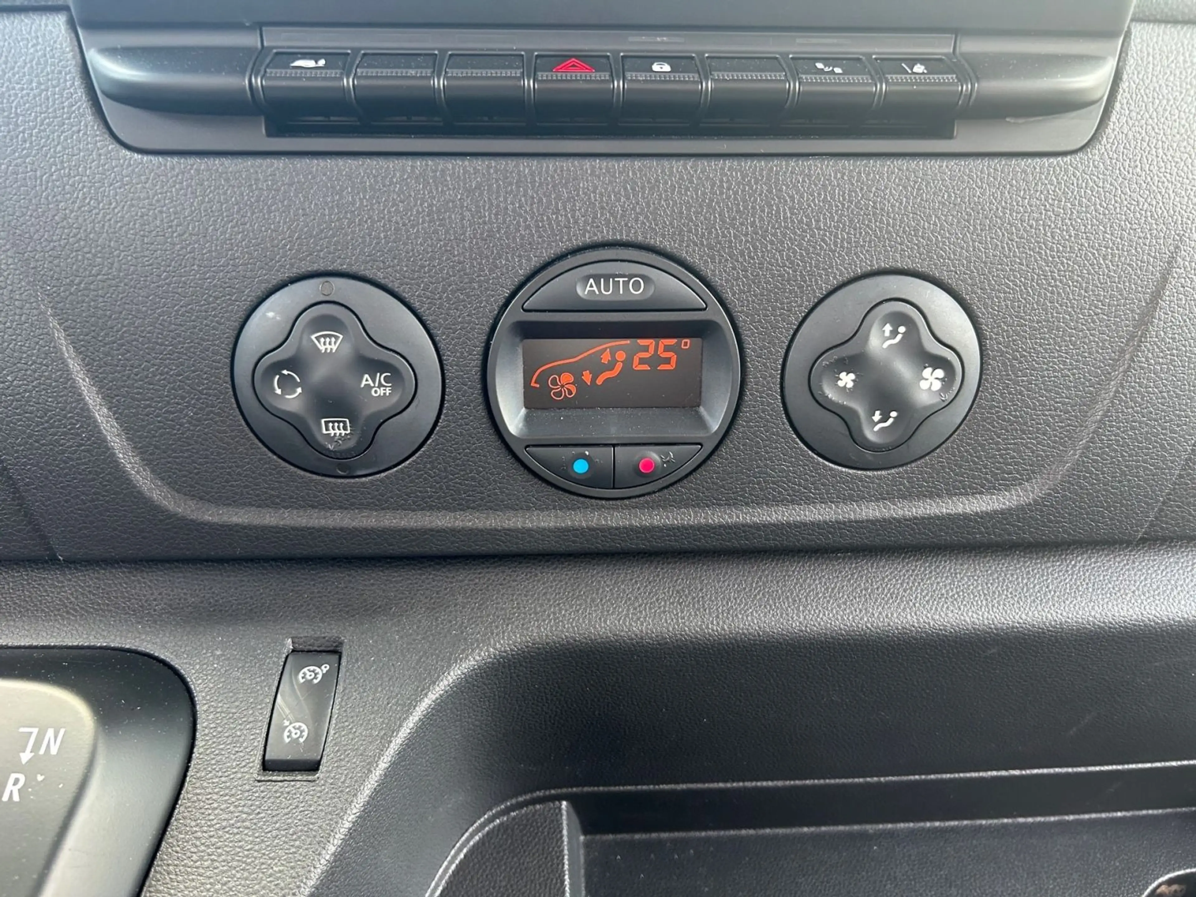 Nissan Interstar 2.2 dci AT L2H2 - Stdhzg Navi CarPlay — photo 15