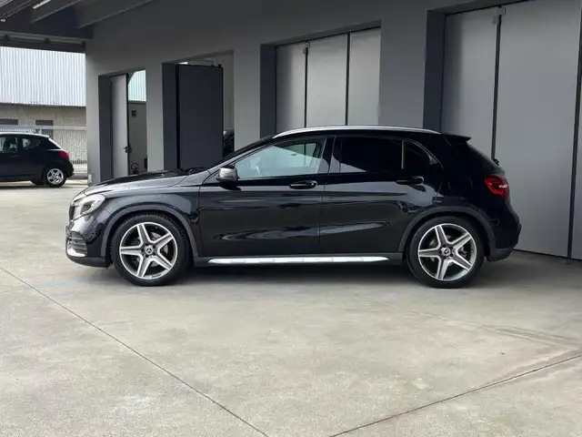 Mercedes-Benz Gla view 2