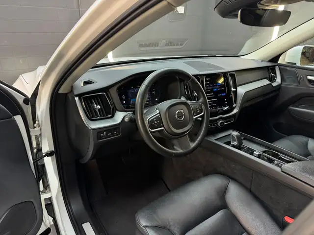 Volvo XC60 view 5