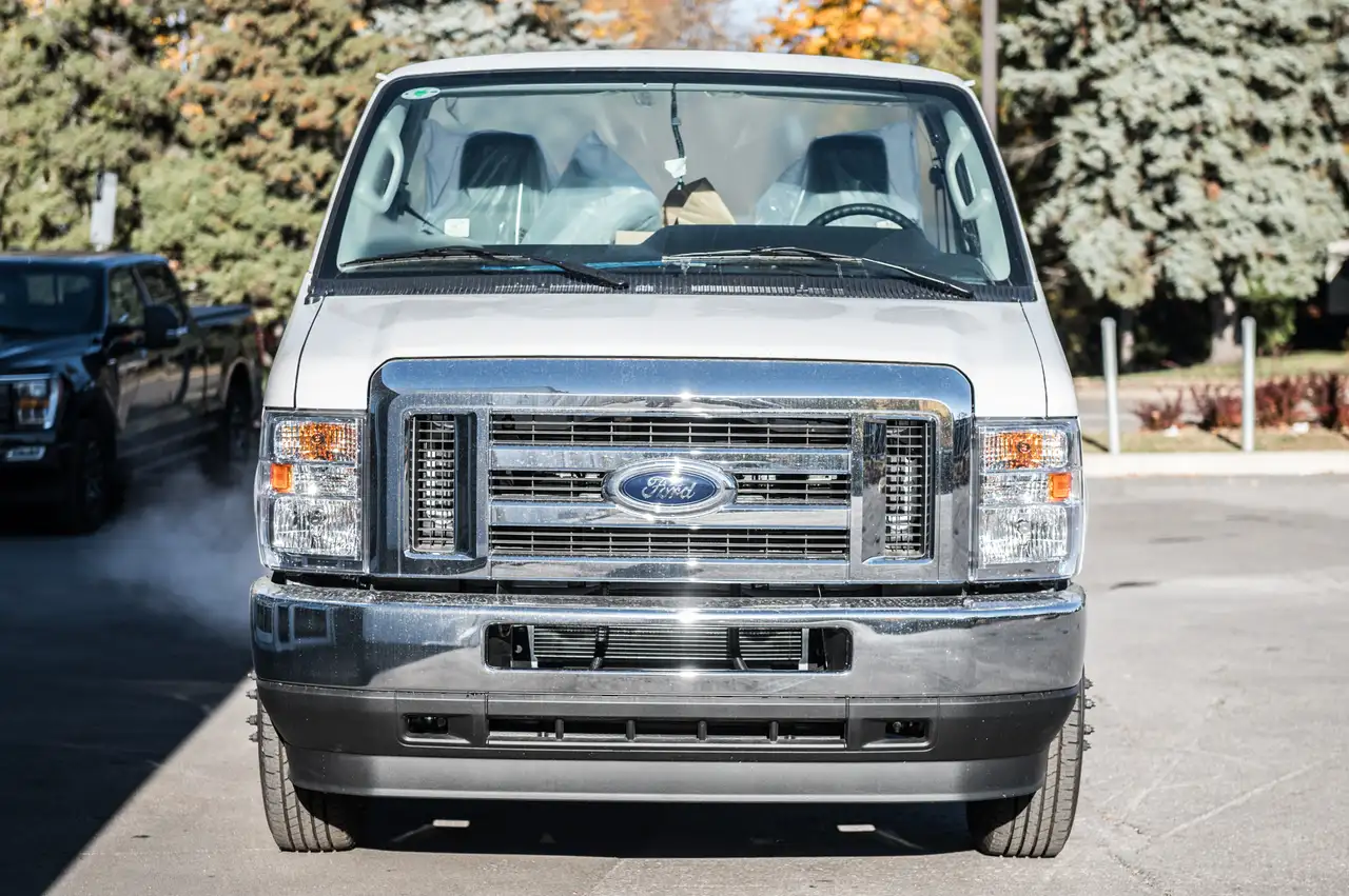 Ford E-Series Cutaway снимка Ford E-Series Cutaway