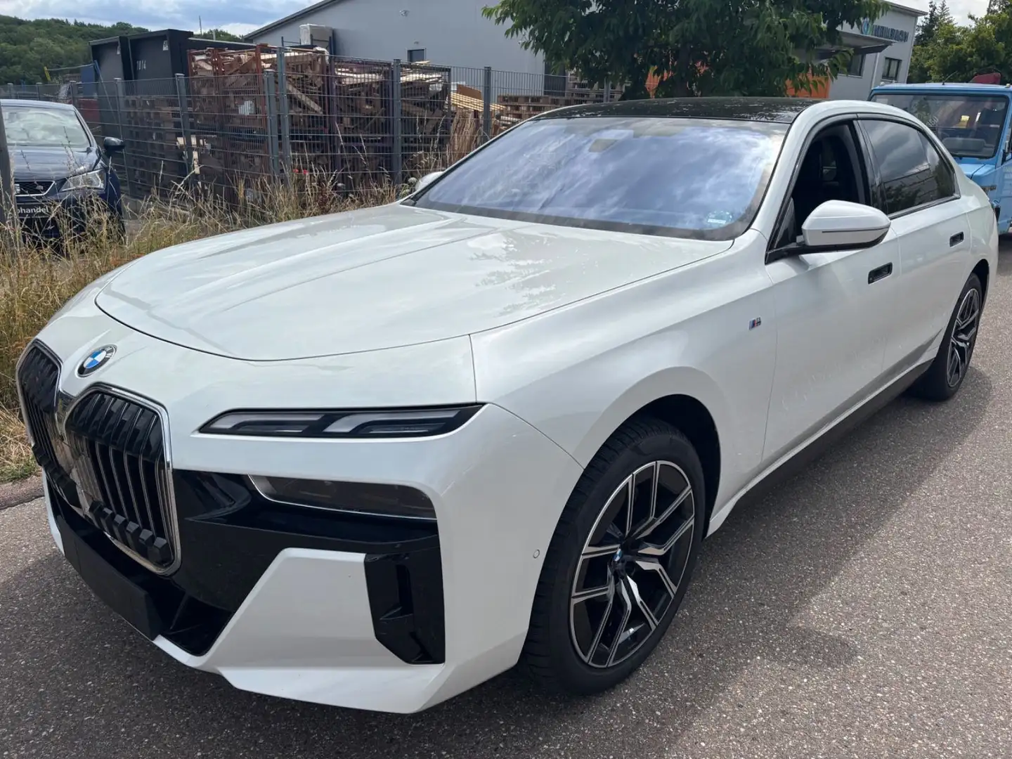 BMW 740 d xDrive MSport SkyDACH Standhzg Weiß - 1