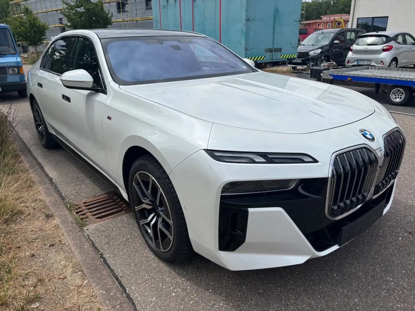 BMW 740 d xDrive MSport SkyDACH Standhzg Weiß - 2