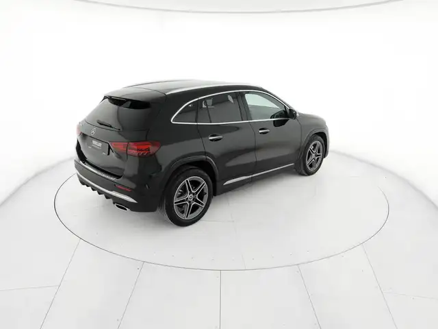 Mercedes-Benz GLA view 4
