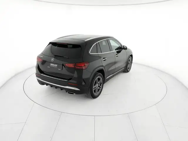 Mercedes-Benz GLA view 3