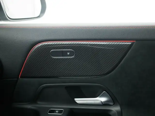 Mercedes-Benz GLA view 18