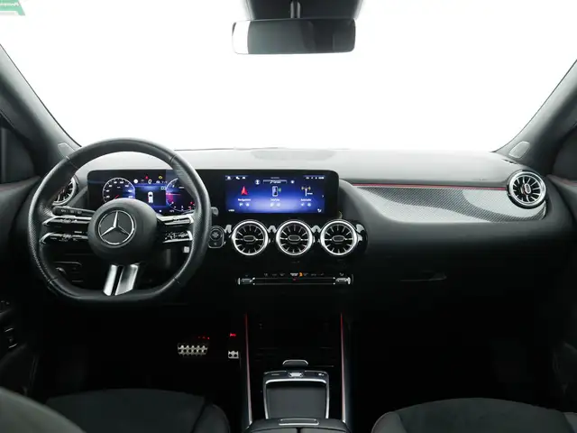 Mercedes-Benz GLA view 9