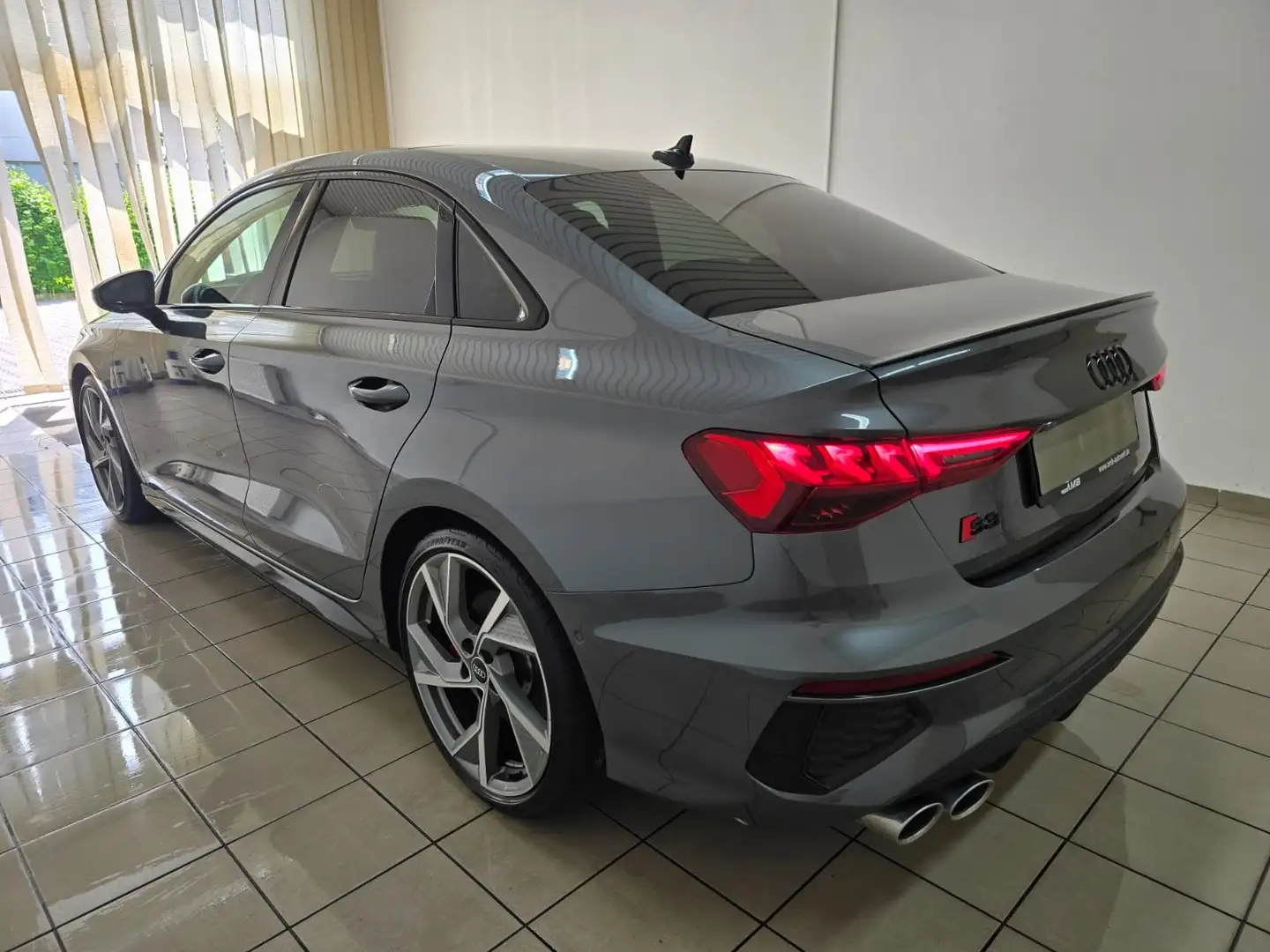 Audi S3 Lim. 2.0 TFSI qu. Matrix Panorama Kamera 19" Grau - 2