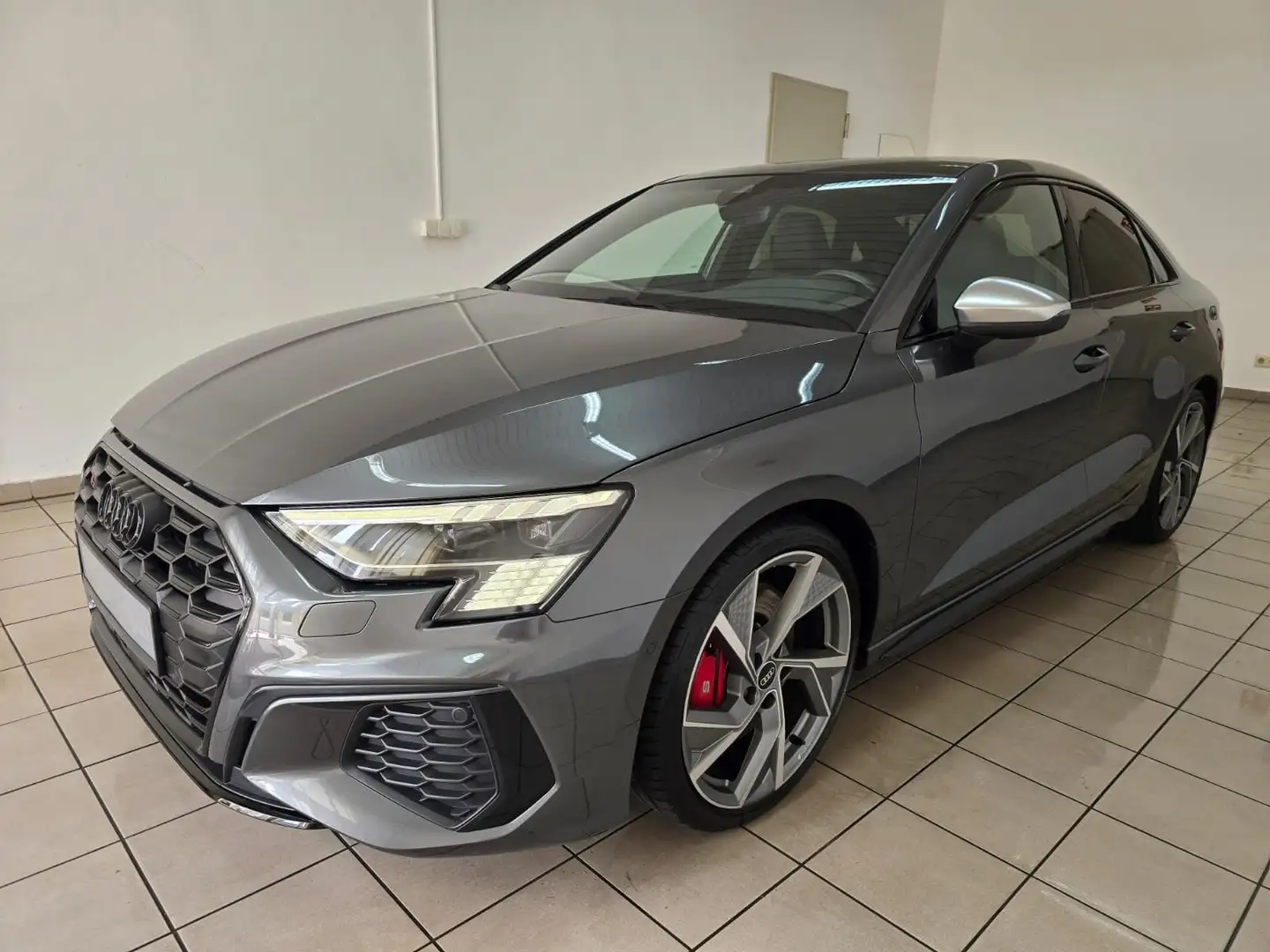 Audi S3 Lim. 2.0 TFSI qu. Matrix Panorama Kamera 19" Grau - 1
