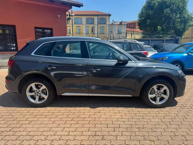 Audi Q5 view 3