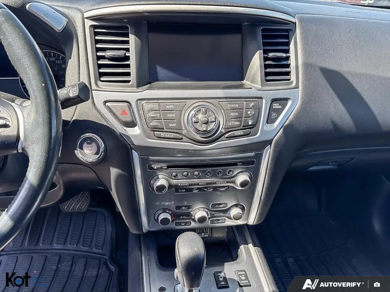 Nissan Pathfinder снимка Nissan Pathfinder