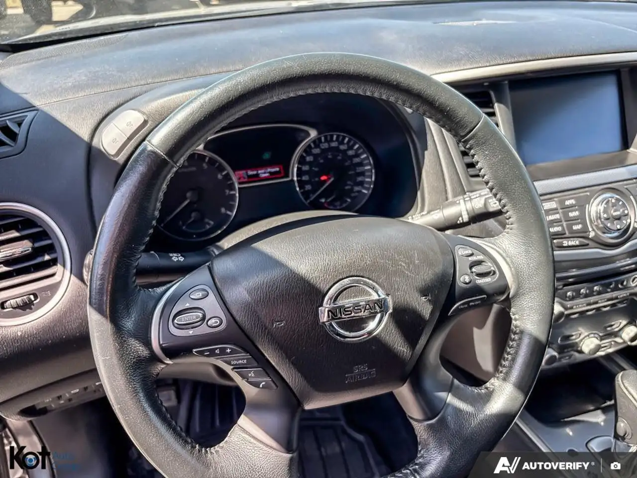 Nissan Pathfinder снимка Nissan Pathfinder