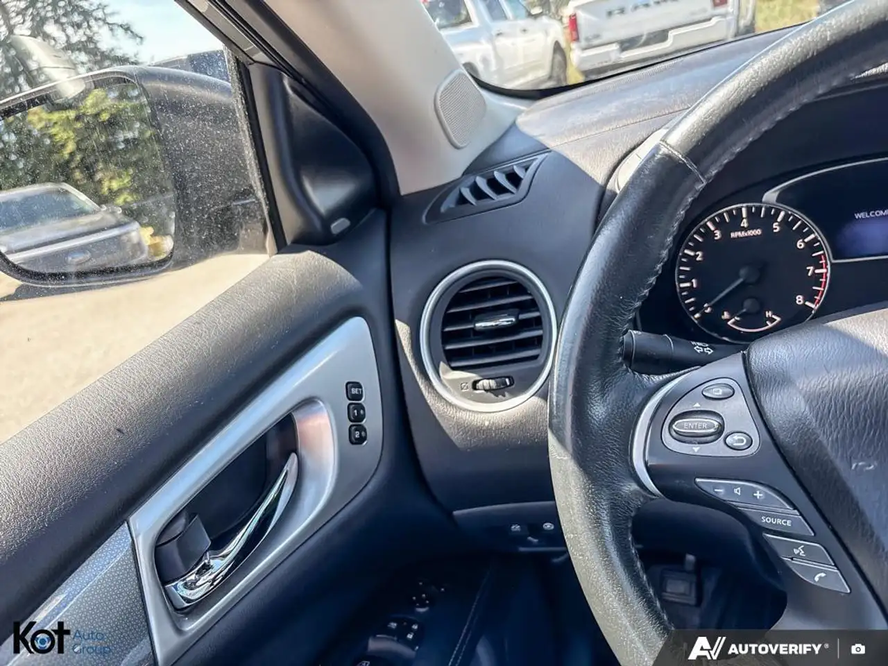 Nissan Pathfinder снимка Nissan Pathfinder