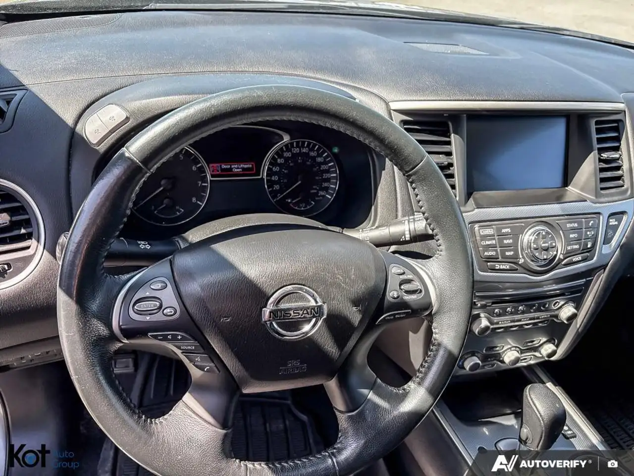 Nissan Pathfinder снимка Nissan Pathfinder