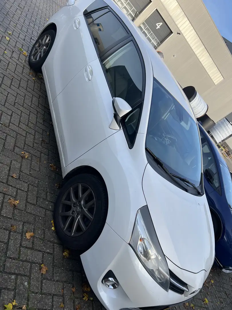 Toyota Verso 1.8 VVT-i Business inrui tegen een kleinere Toyota Alb - 1