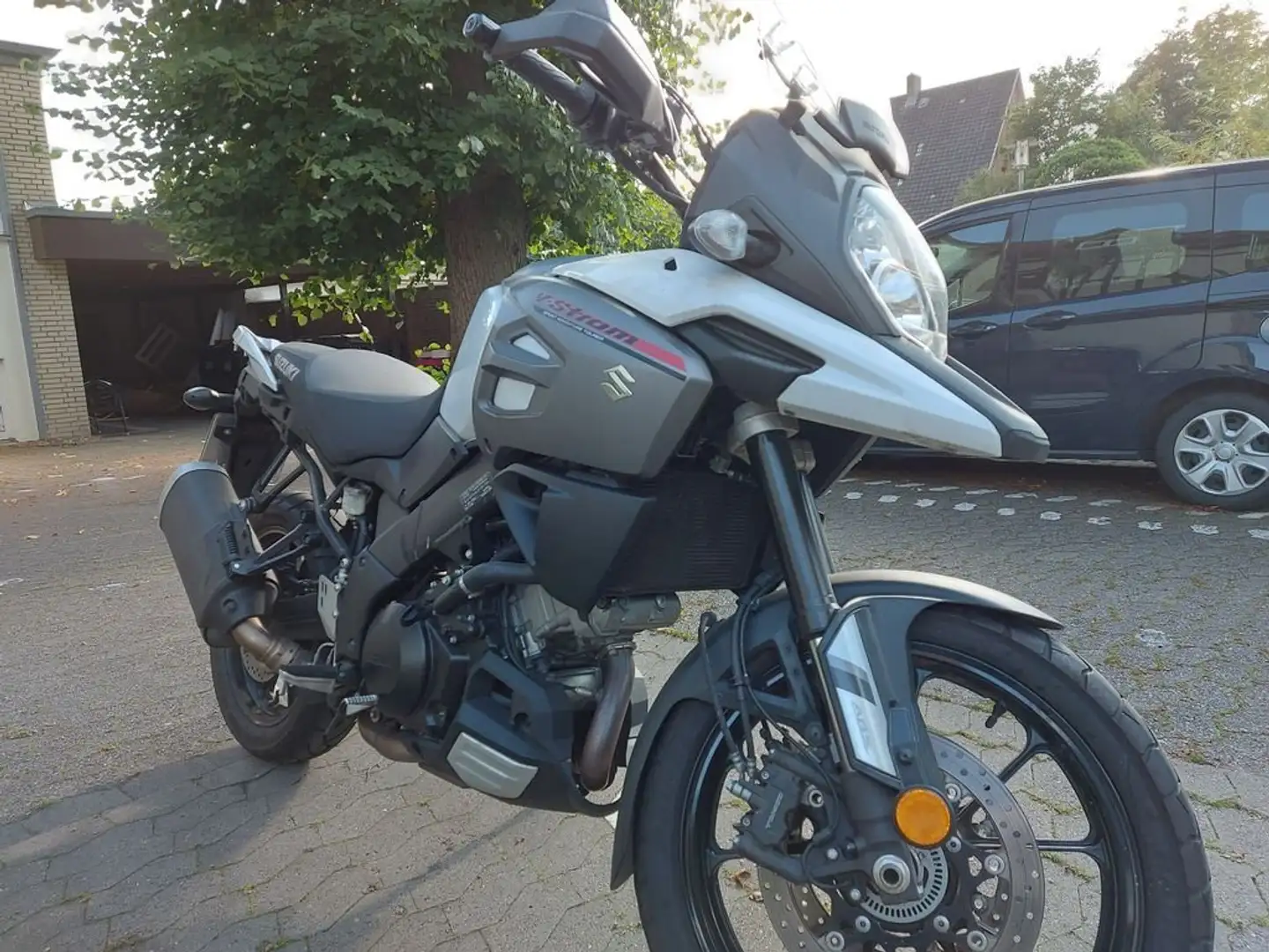 Suzuki V-Strom 1000 Weiß - 1