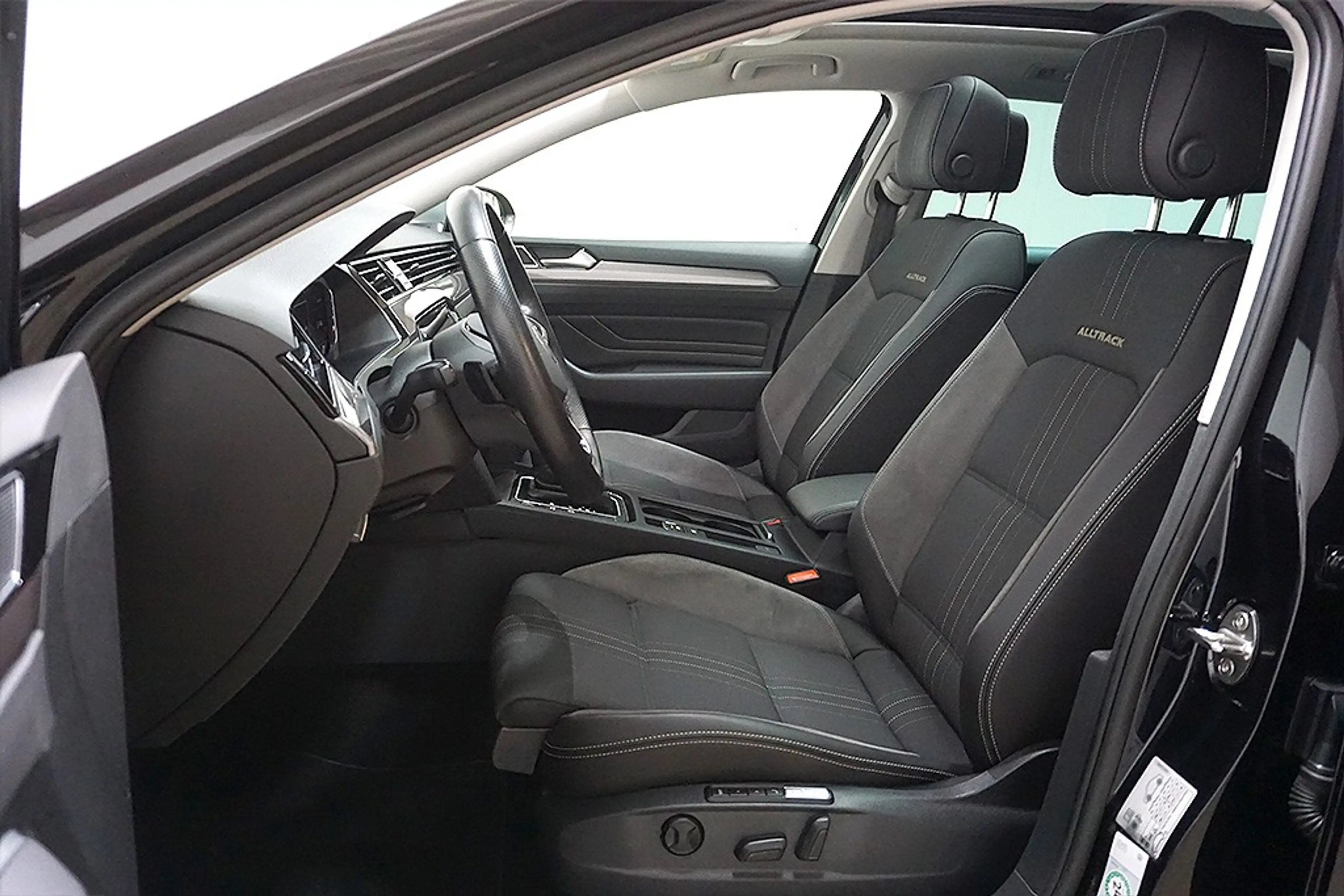 Volkswagen Passat Alltrack 2.0TDI DSG 4M Virtual AHK Pano — photo 8