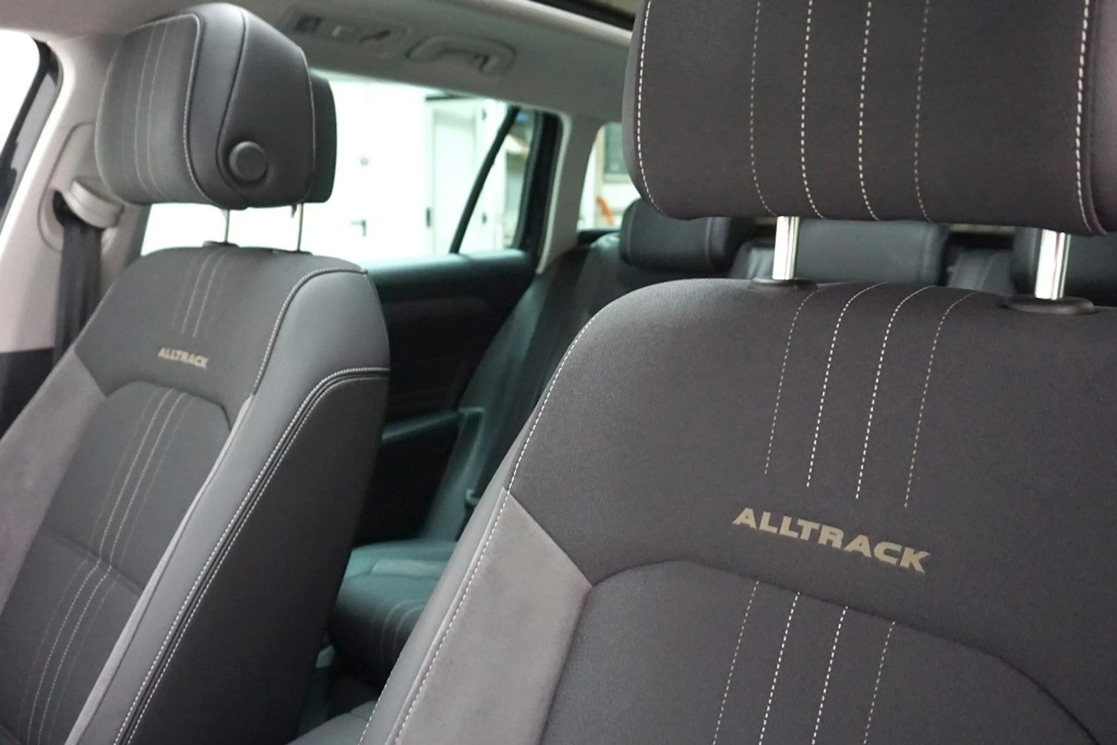 Volkswagen Passat Alltrack 2.0TDI DSG 4M Virtual AHK Pano — photo 9