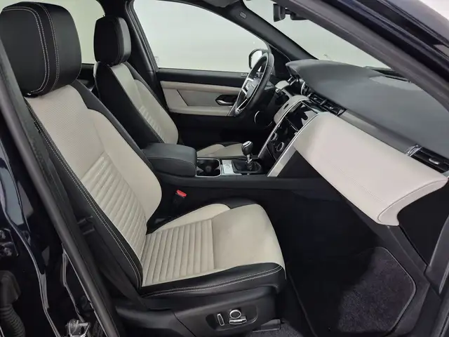 Land Rover Discovery Sport view 3
