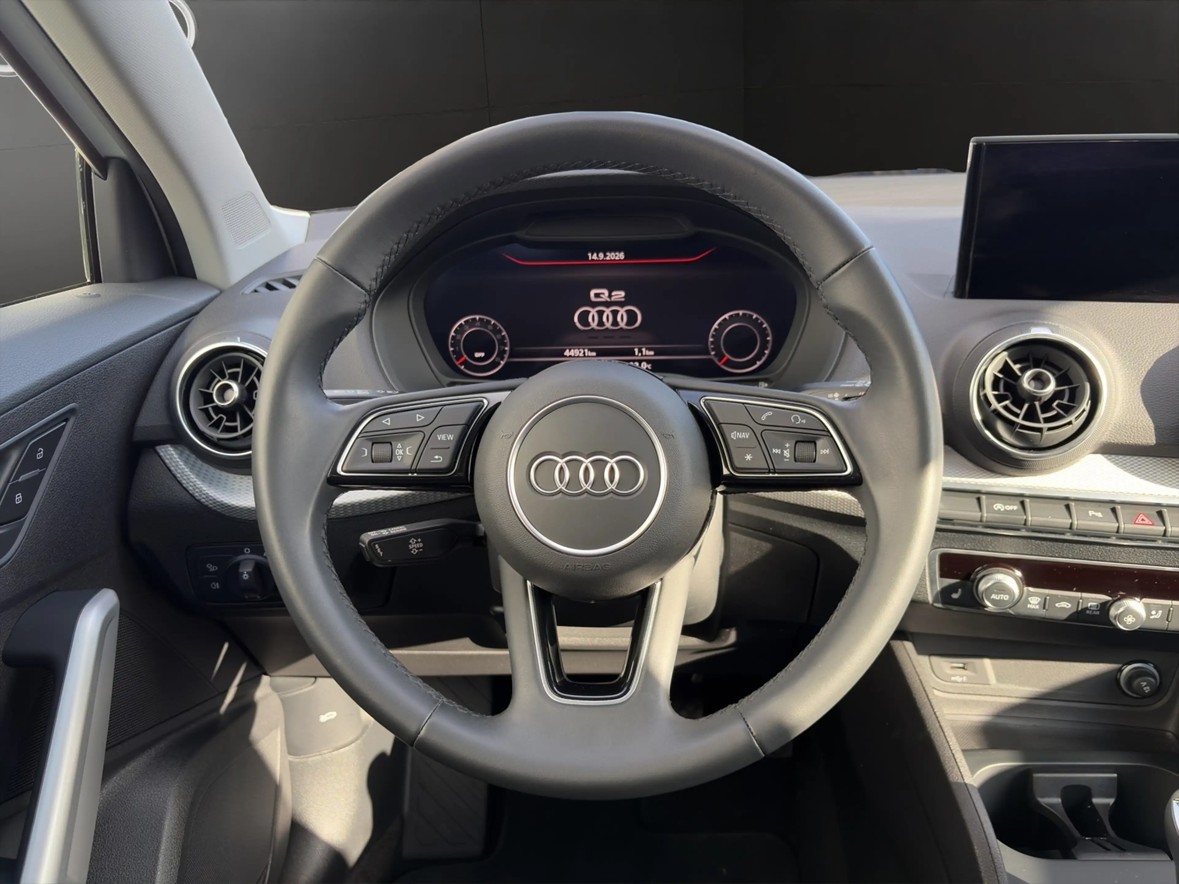 Audi Q2 35 TFSI Kamera+Navi+Matrix — photo 9
