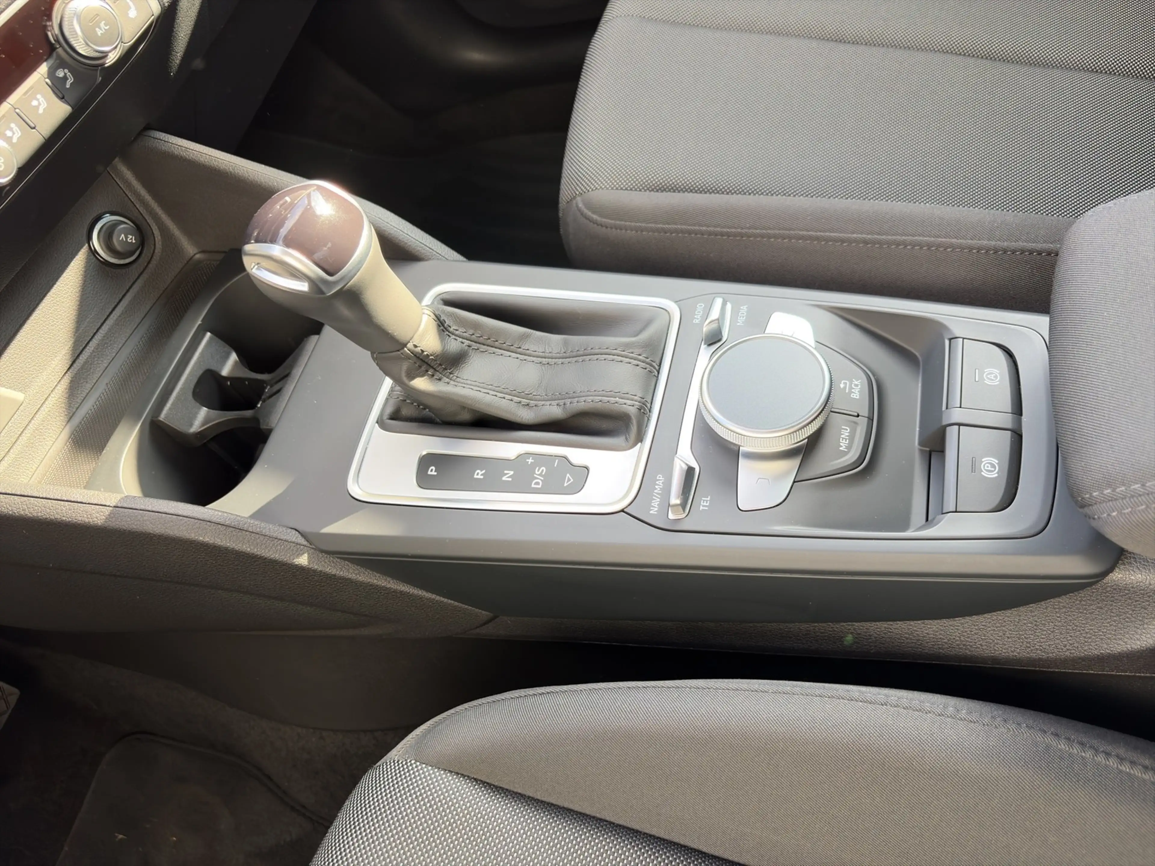 Audi Q2 35 TFSI Kamera+Navi+Matrix — photo 11