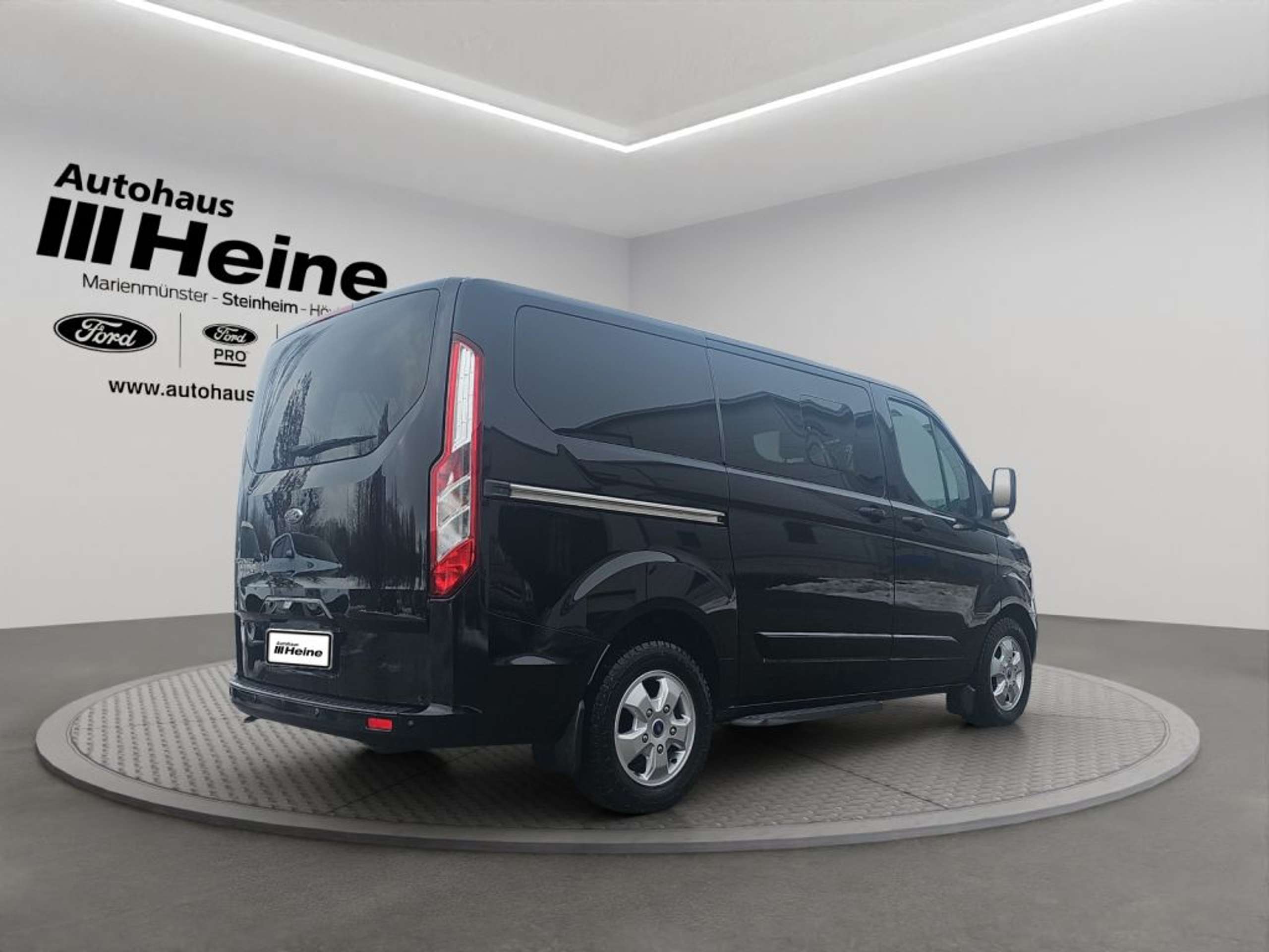 Fahrzeugabbildung Ford Tourneo Custom 310 L1H1 VA Titanium - mit KI generiert/bearbeitet
