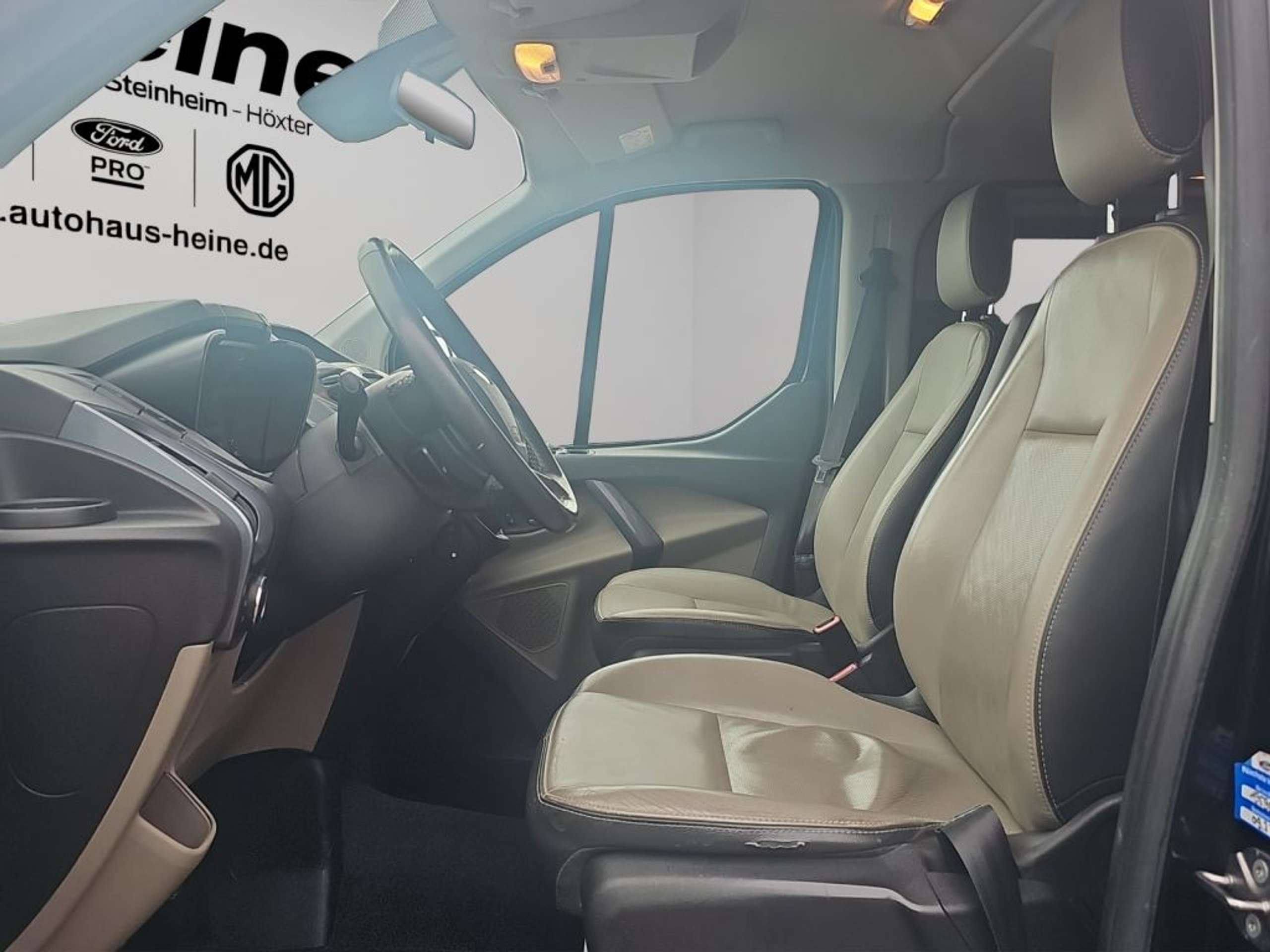 Fahrzeugabbildung Ford Tourneo Custom 310 L1H1 VA Titanium - mit KI generiert/bearbeitet