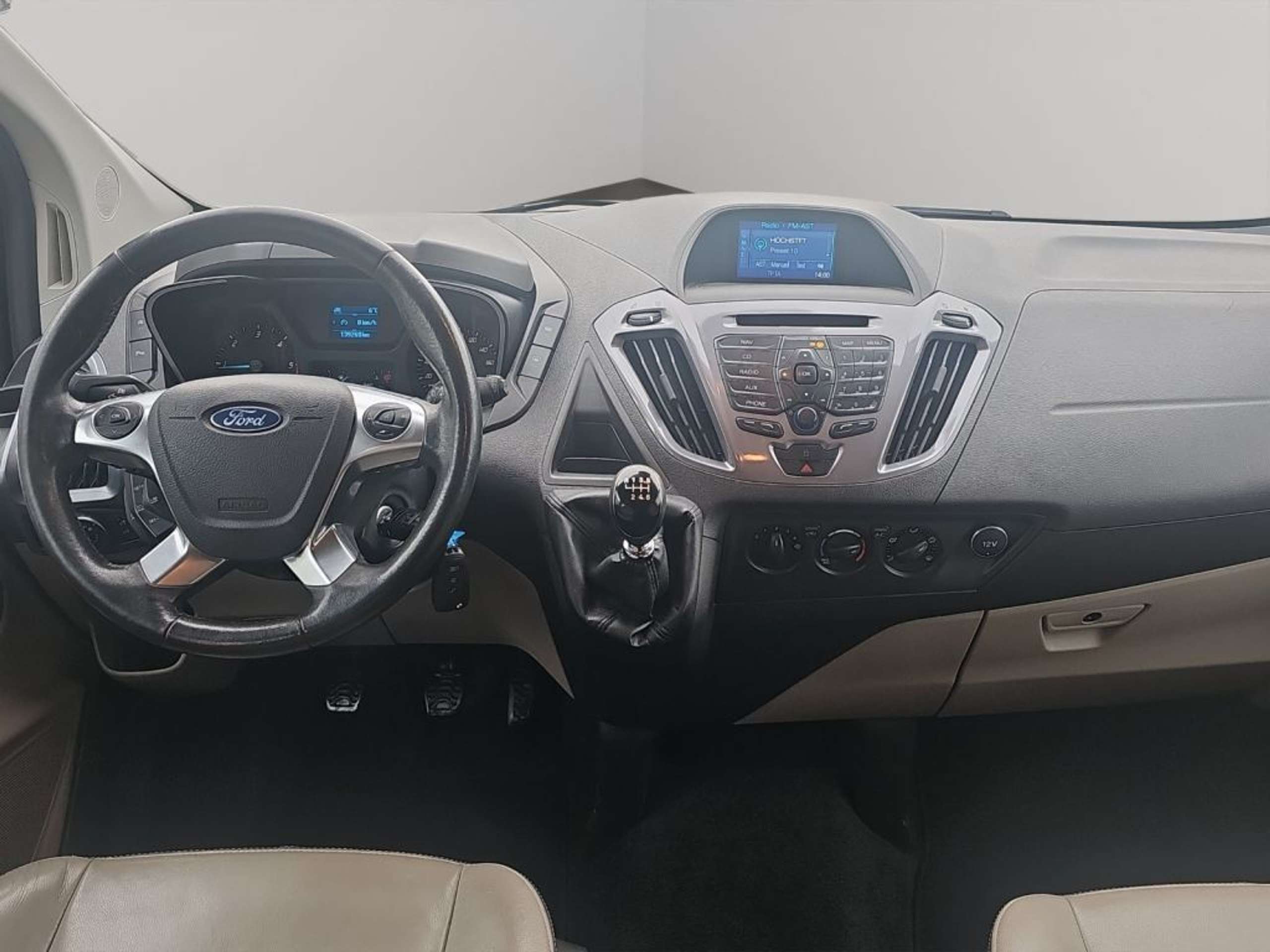 Fahrzeugabbildung Ford Tourneo Custom 310 L1H1 VA Titanium - mit KI generiert/bearbeitet