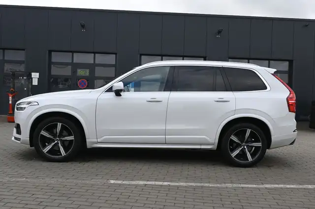 Volvo XC90 view 3