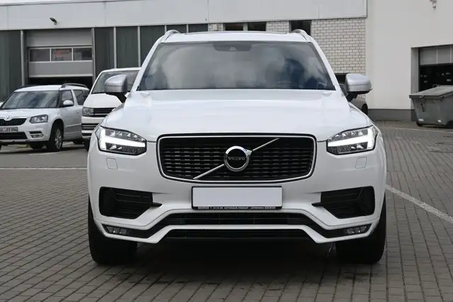 Volvo XC90 view 9