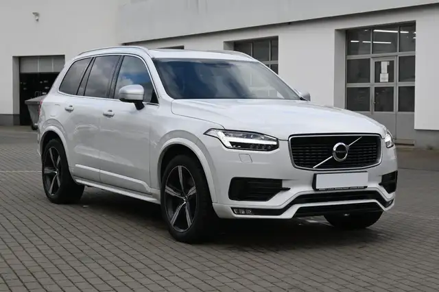 Volvo XC90 view 8