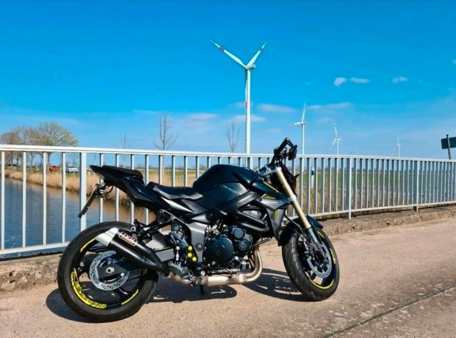 Suzuki GSR 750 Noir - 2