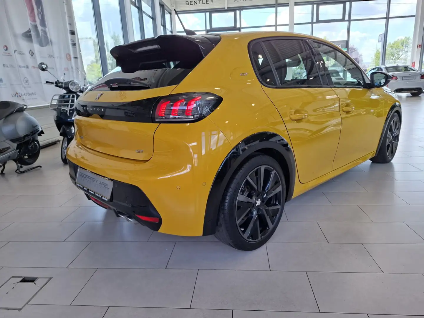 Peugeot 208 GT PACK 1.2 STOP&START 130 EAT8, 1 HAND, CUIR, NAV Jaune - 2