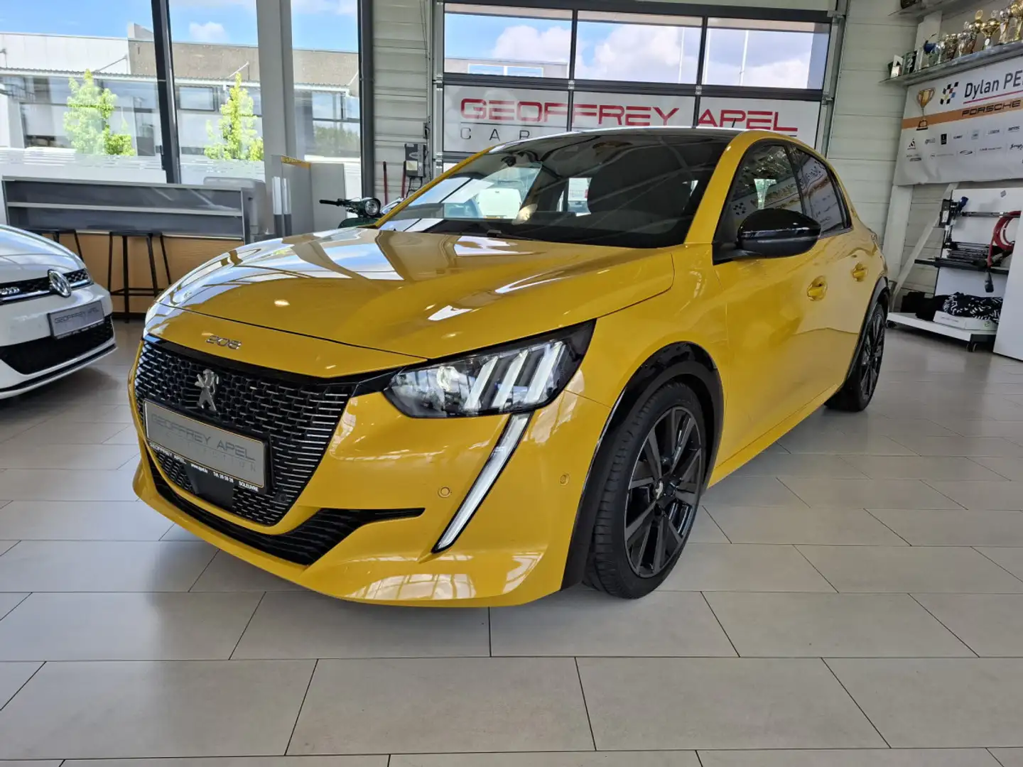 Peugeot 208 GT PACK 1.2 STOP&START 130 EAT8, 1 HAND, CUIR, NAV Jaune - 1