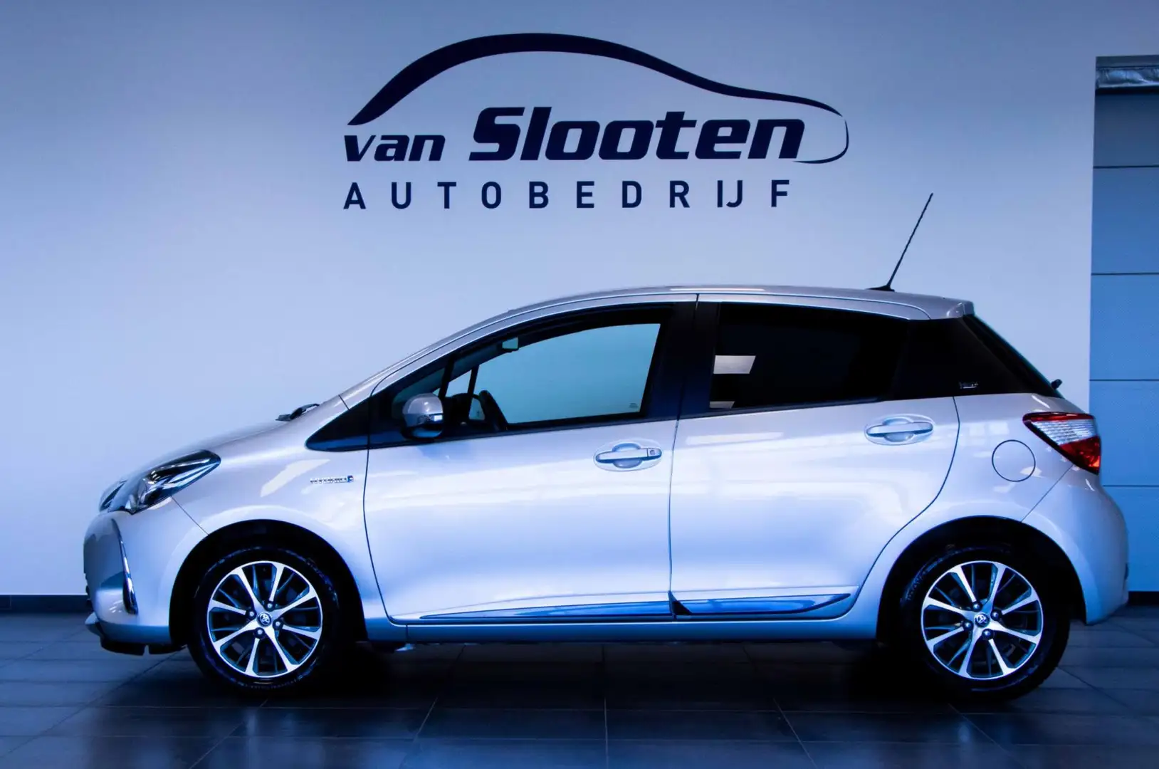 Toyota Yaris 1.5 Hybrid Dynamic Y20 |Navigatie| Camera| cruise Silber - 2
