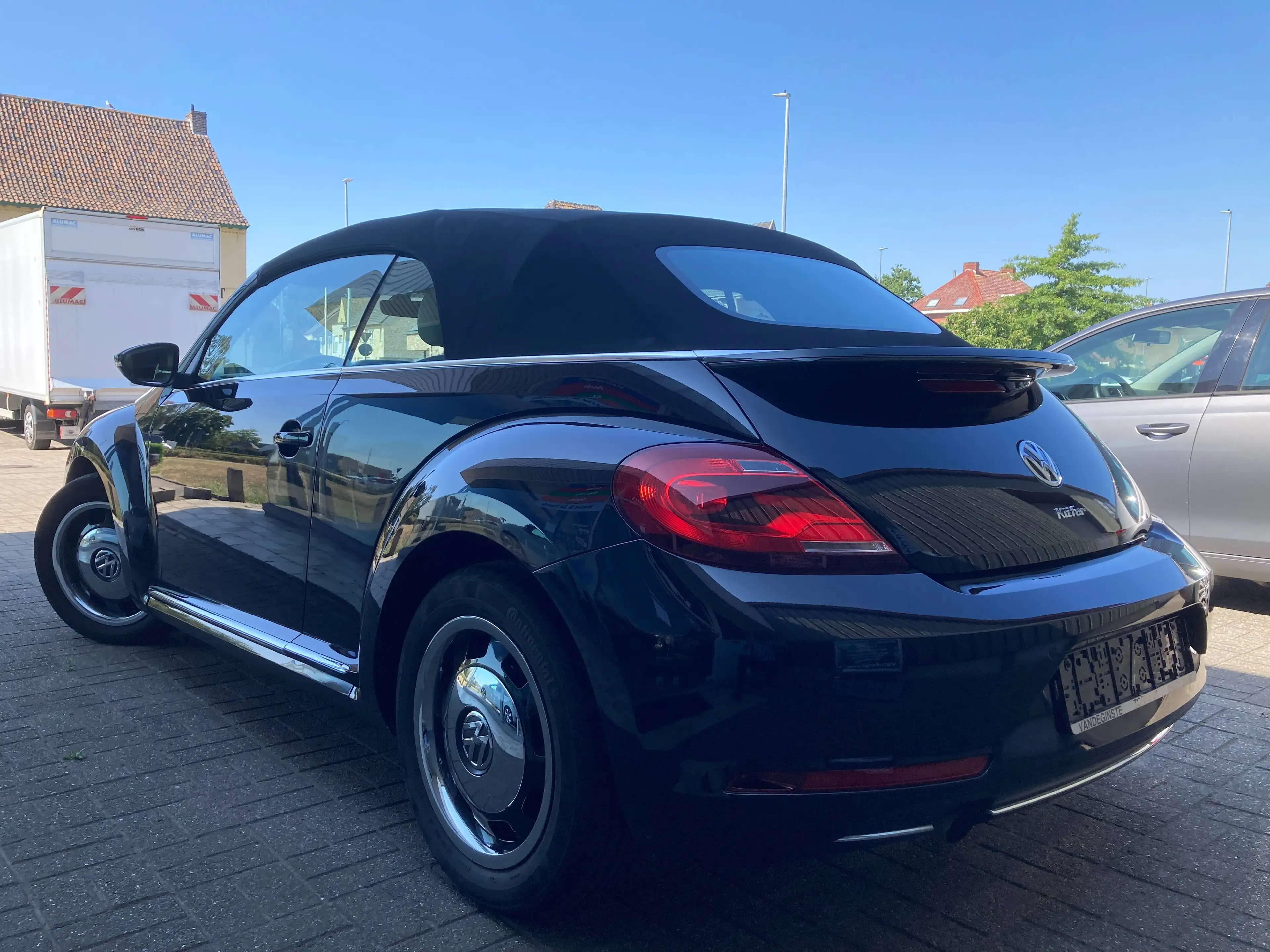Volkswagen Beetle Cabrio -GPS -LEDER Sportzetels -Airco -LED -Camera -Windscherm -Last Edition -2018!!! — photo 3