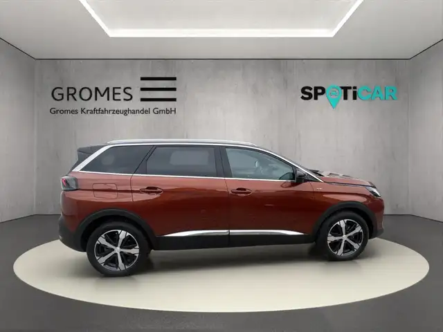 Peugeot 5008 view 2