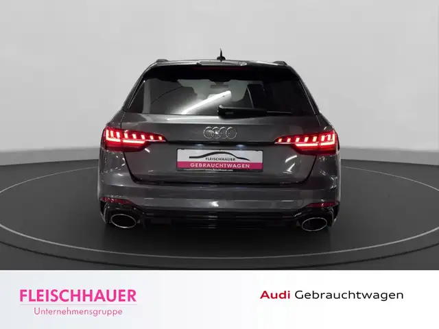 Audi RS4 view 5