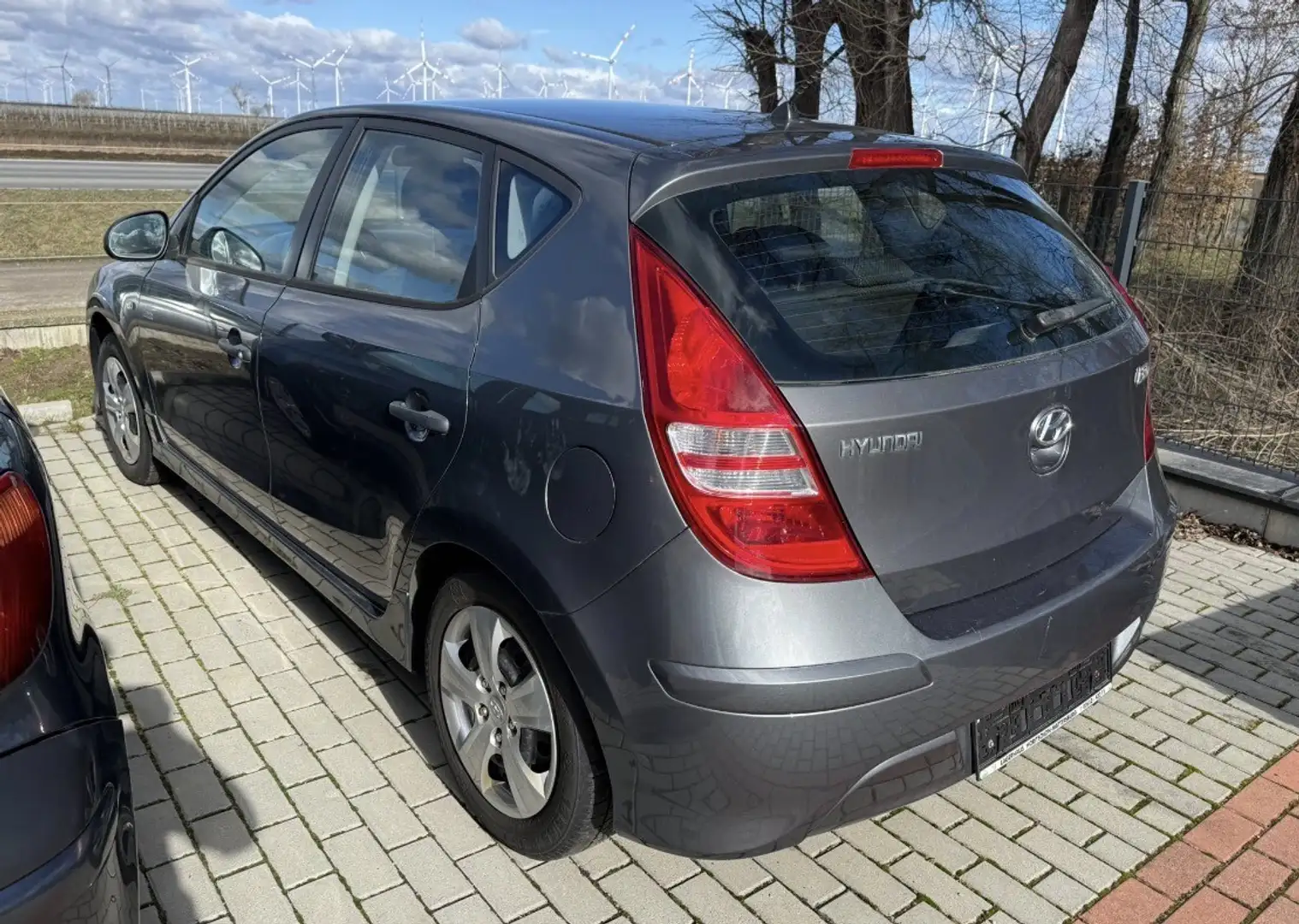 Hyundai i30 1,4 CVVT Easy Grau - 2